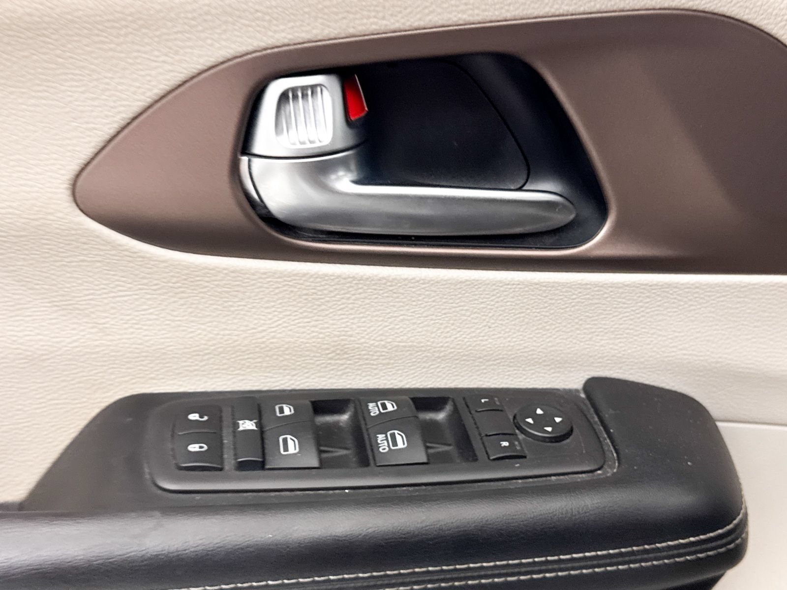 Used 2023 Chrysler Voyager LX FWD image 26