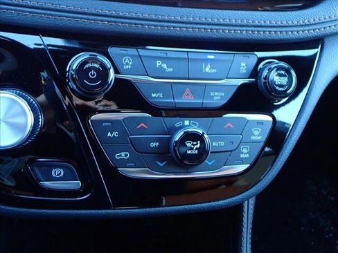 New 2026 Chrysler Pacifica Pinnacle image 21