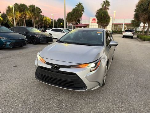 Used 2023 Toyota Corolla LE FWD image 2