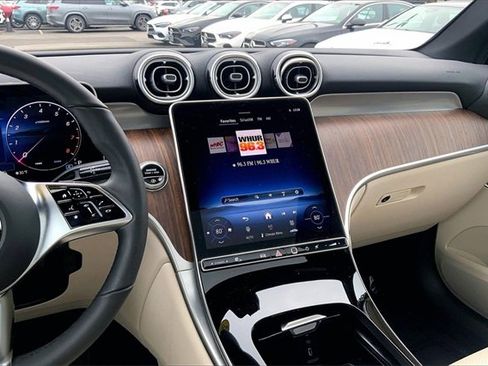 Used 2025 Mercedes-Benz GLC 300 4MATIC image 5