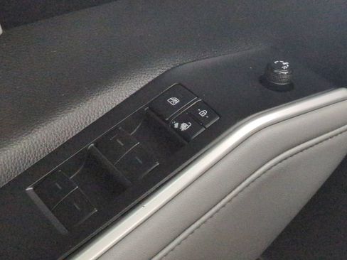 Used 2021 Toyota Highlander XLE FWD image 33