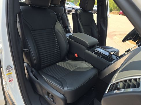 Certified 2025 Land Rover Discovery Dynamic SE AWD/4WD image 10