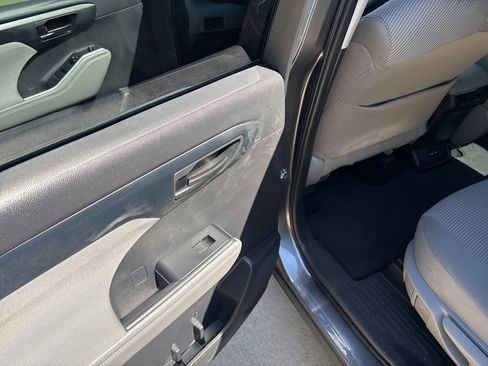 Used 2021 Toyota Highlander LE image 38