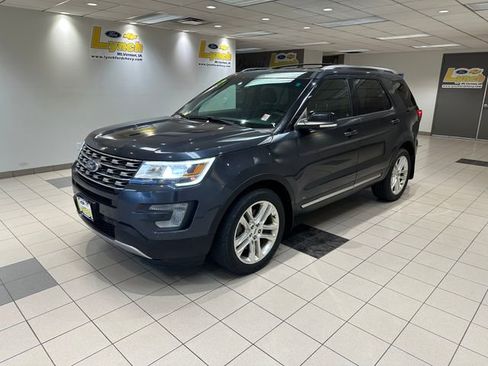 Used 2017 Ford Explorer XLT w/ Equipment Group 201A AWD/4WD image 2