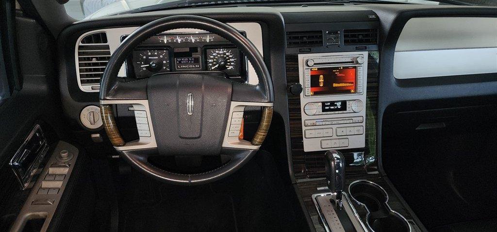 Used 2010 Lincoln Navigator L 4WD image 19