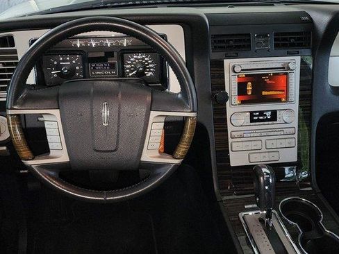 Used 2010 Lincoln Navigator L 4WD image 19