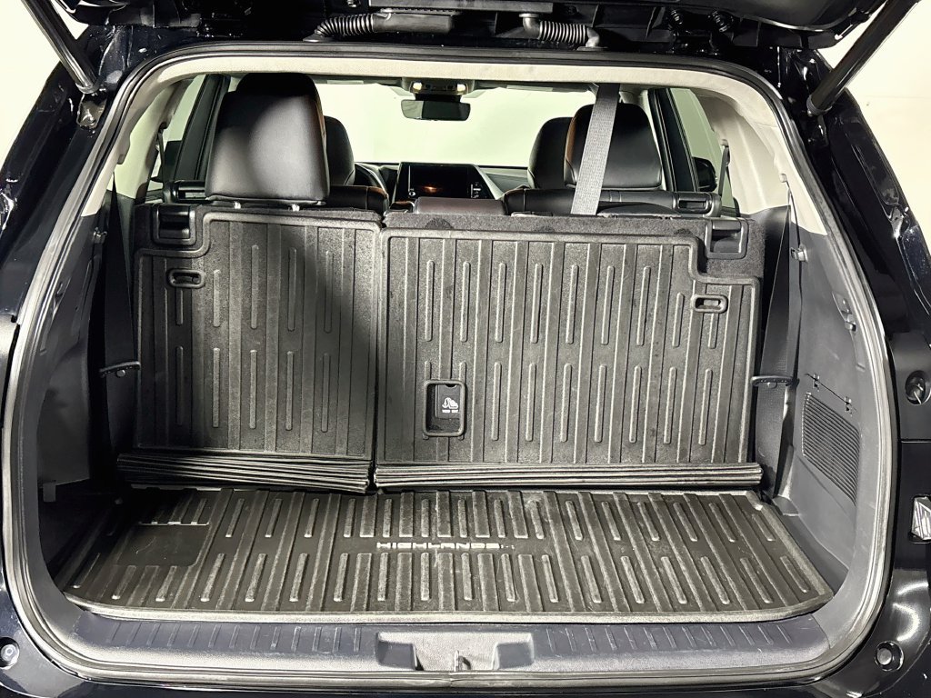 Used 2023 Toyota Highlander XLE AWD/4WD image 21