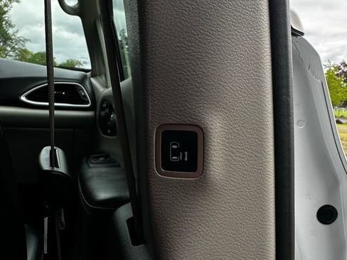 Used 2023 Chrysler Pacifica Touring-L FWD image 19
