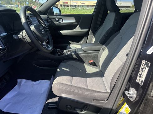 Used 2024 Volvo XC40 B5 Core image 12