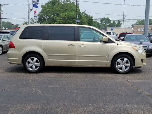 Used 2010 Volkswagen Routan SE FWD image 8