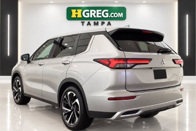 Used 2024 Mitsubishi Outlander SE FWD image 2