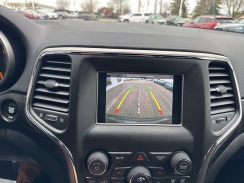 Used 2021 Jeep Grand Cherokee Laredo image 24