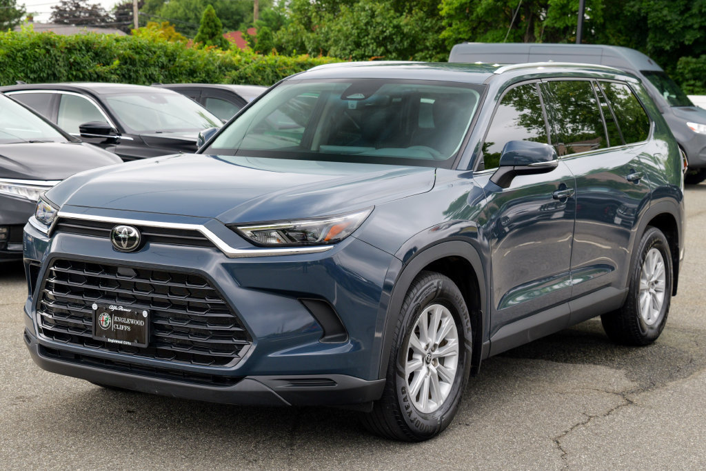 Used 2024 Toyota Grand Highlander AWD image 3