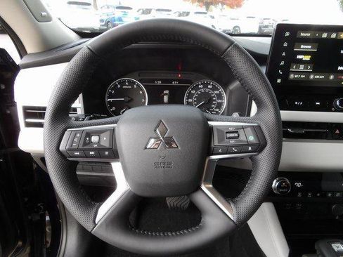 New 2025 Mitsubishi Outlander SE image 32