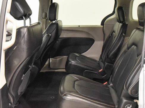 Used 2020 Chrysler Voyager Lxi image 4