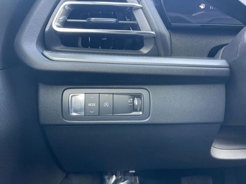 Used 2025 Chevrolet Traverse LT w/ Driver Confidence Package image 25