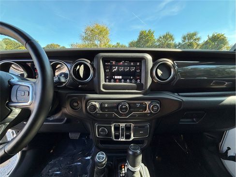 Used 2021 Jeep Wrangler Unlimited Sahara w/ Altitude AWD/4WD image 11