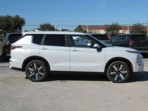 New 2026 Mitsubishi Outlander SE FWD image 2