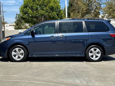 Used 2020 Toyota Sienna LE w/ LE Preferred Package FWD image 9