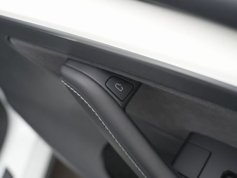 Used 2022 Tesla Model Y Long Range image 36