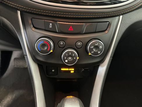 Used 2022 Chevrolet Trax LT w/ LT Convenience Package AWD/4WD image 23