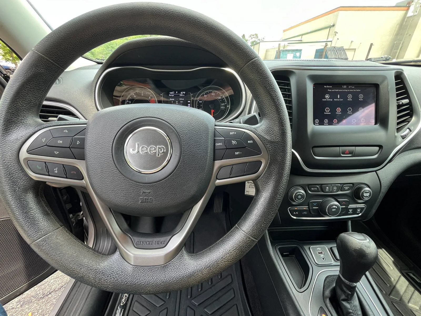 Used 2019 Jeep Cherokee Latitude w/ Popular Appearance Group FWD image 17