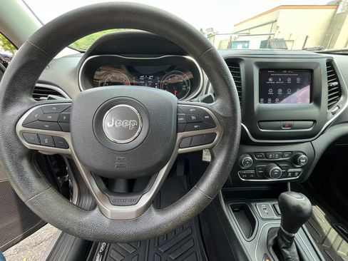 Used 2019 Jeep Cherokee Latitude w/ Popular Appearance Group FWD image 17