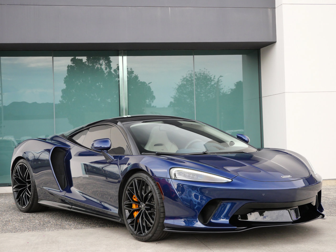 Used 2021 McLaren GT RWD image 1