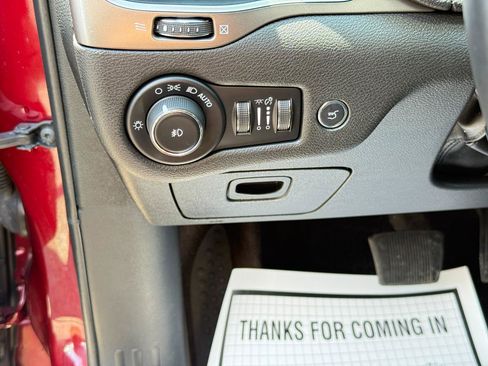 Used 2019 Jeep Cherokee Latitude Plus w/ Comfort/Convenience Group AWD/4WD image 18