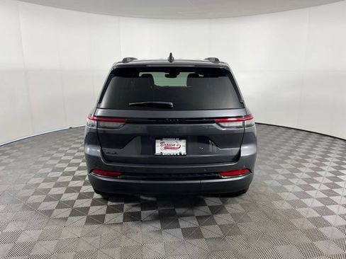 Used 2023 Jeep Grand Cherokee Altitude AWD/4WD image 6