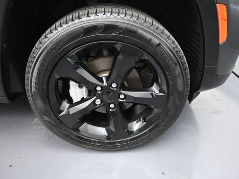 Used 2025 Jeep Grand Cherokee Limited w/ Black Appearance Package RWD image 9
