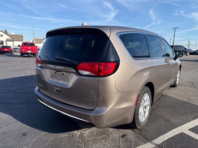 Used 2017 Chrysler Pacifica Touring Plus w/ Tire & Wheel Group FWD image 17
