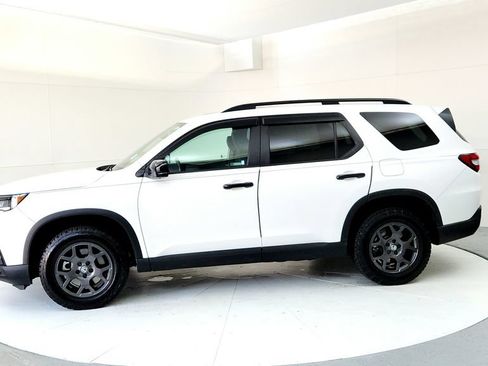 Used 2025 Honda Pilot TrailSport image 3