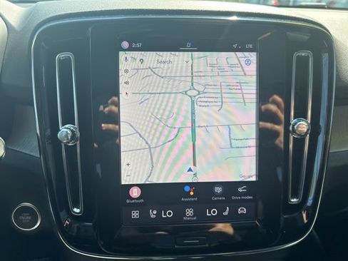 Certified 2025 Volvo XC40 B5 Plus AWD/4WD image 21