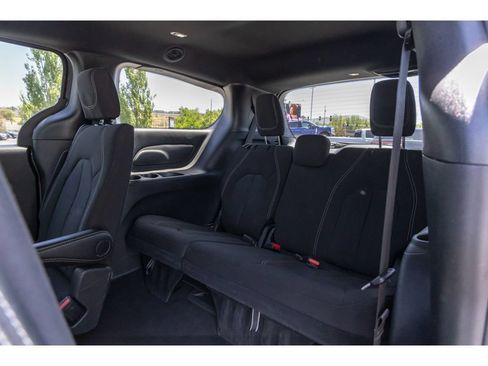 Used 2024 Chrysler Pacifica Touring FWD image 14