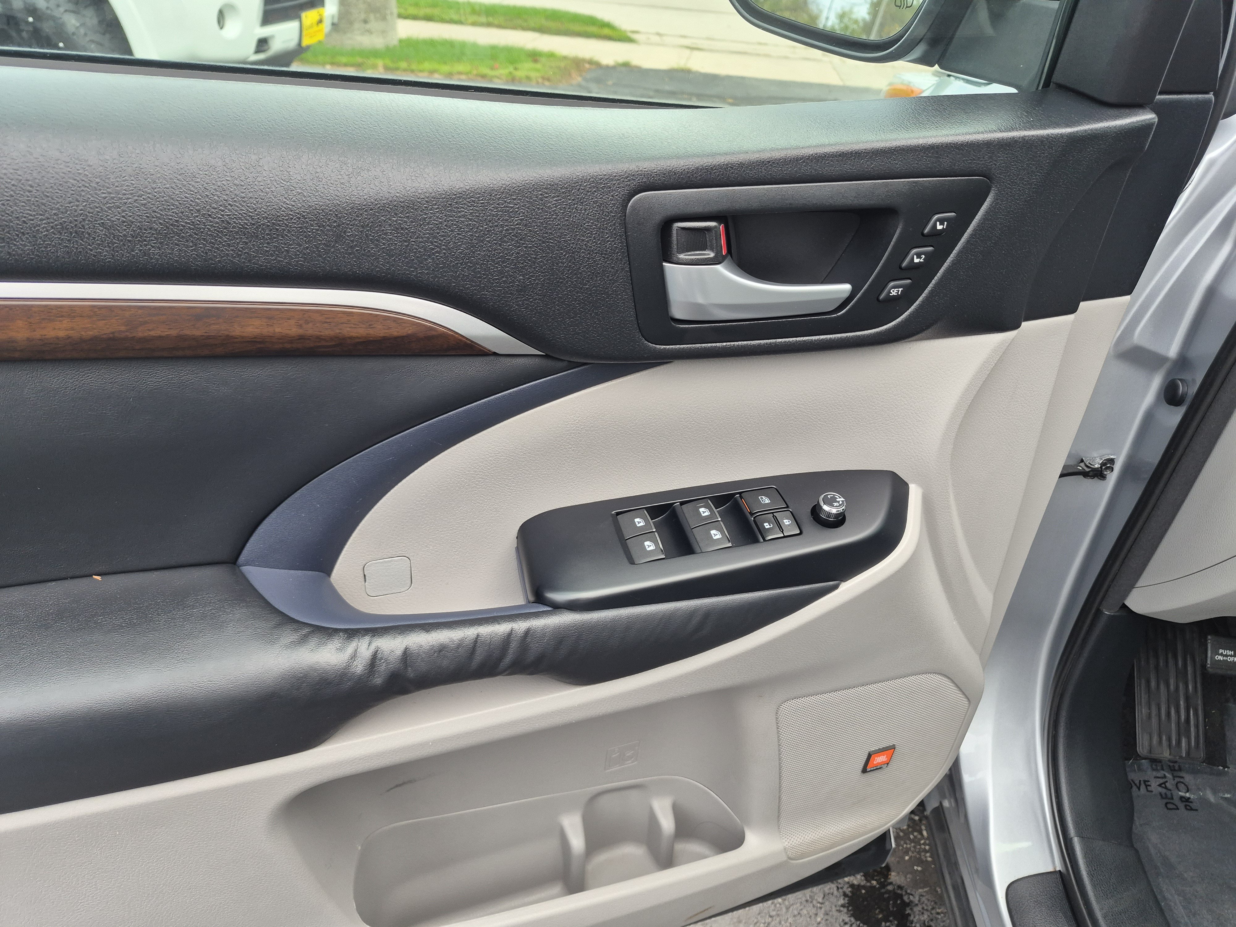 Used 2014 Toyota Highlander Limited w/ Preferred Accessory Package AWD/4WD image 8