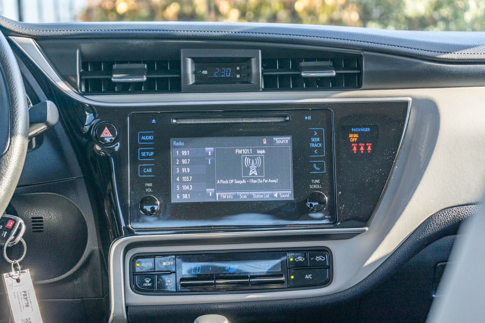 Used 2019 Toyota Corolla LE w/ Carpet Mat Package (TMS) FWD image 18