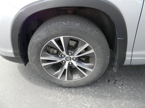 Used 2018 Toyota Highlander Plus AWD/4WD image 9