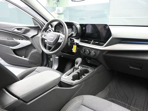 Used 2025 Chevrolet Trax LS w/ LS Convenience Package FWD image 20