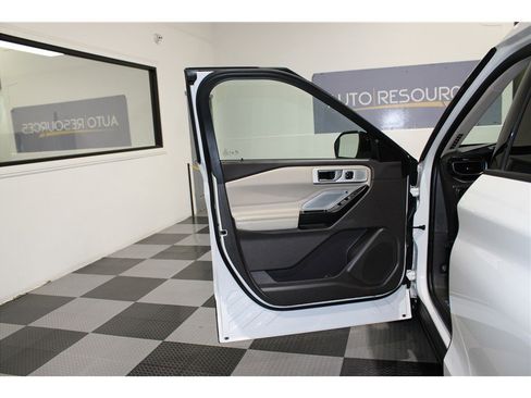 Used 2020 Ford Explorer Platinum w/ Premium Technology Package image 12