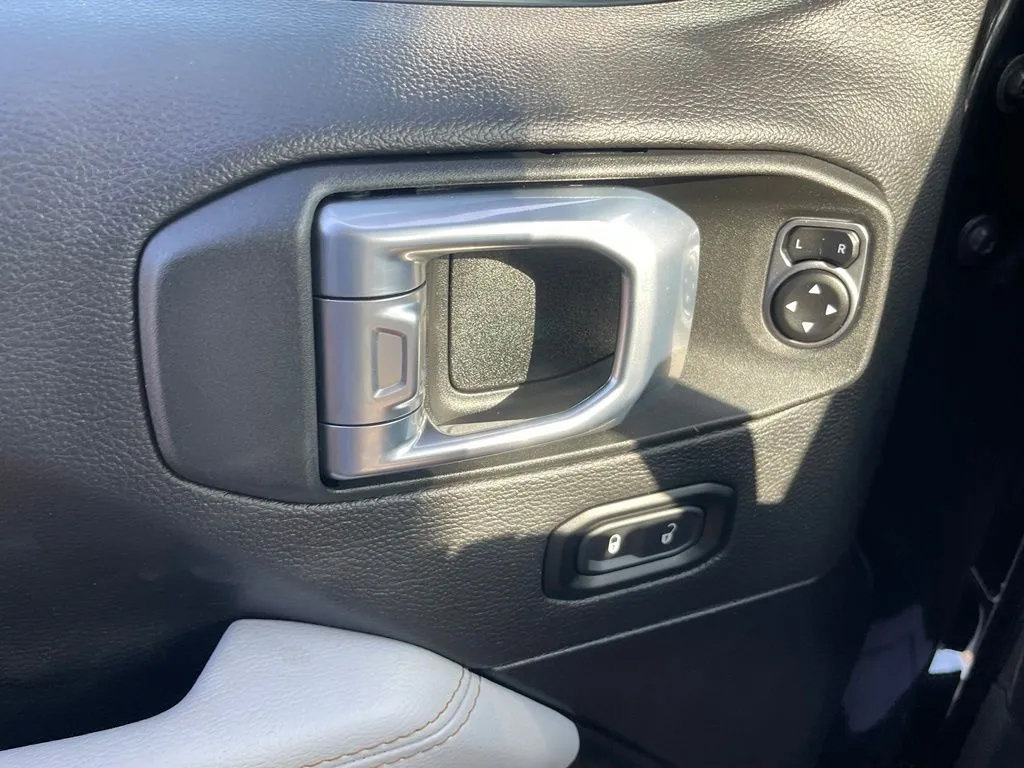 Used 2022 Jeep Gladiator High Altitude AWD/4WD image 29