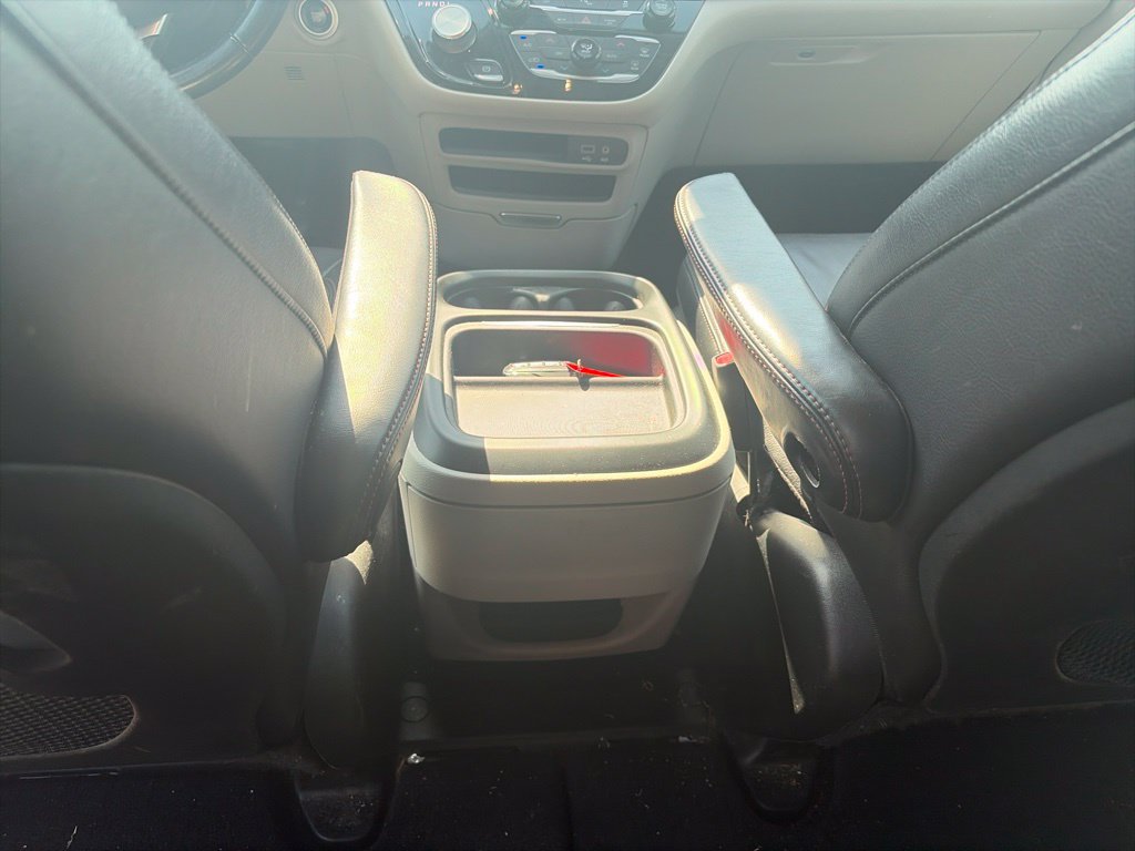 Used 2018 Chrysler Pacifica Touring-L FWD image 12