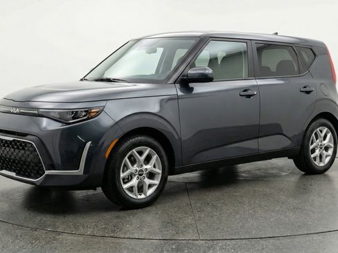 Used 2025 Kia Soul LX w/ LX Technology Package FWD image 3
