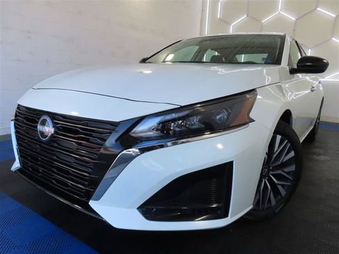Used 2025 Nissan Altima 2.5 SV FWD image 1