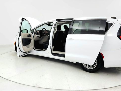 Used 2023 Chrysler Voyager LX FWD image 10
