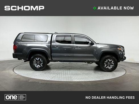 Used 2017 Toyota Tacoma TRD Off-Road w/ Premium & Technology Package AWD/4WD image 1