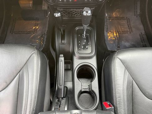 Used 2017 Jeep Wrangler Unlimited Sahara image 15