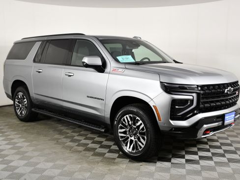 Used 2025 Chevrolet Suburban Z71 image 4