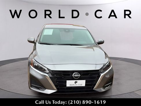 Used 2023 Nissan Altima 2.5 SV w/ SV Premium Package image 3