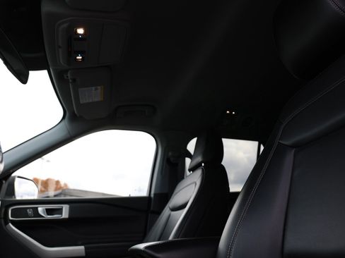 Used 2022 Ford Explorer XLT w/ Equipment Group 202A image 22